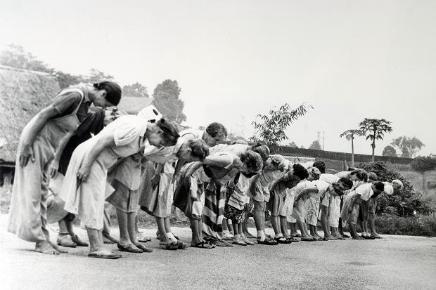 Femmes internées dans le camp de Palembang (Sumatra) devant s'incliner devant leurs gardes japonais.